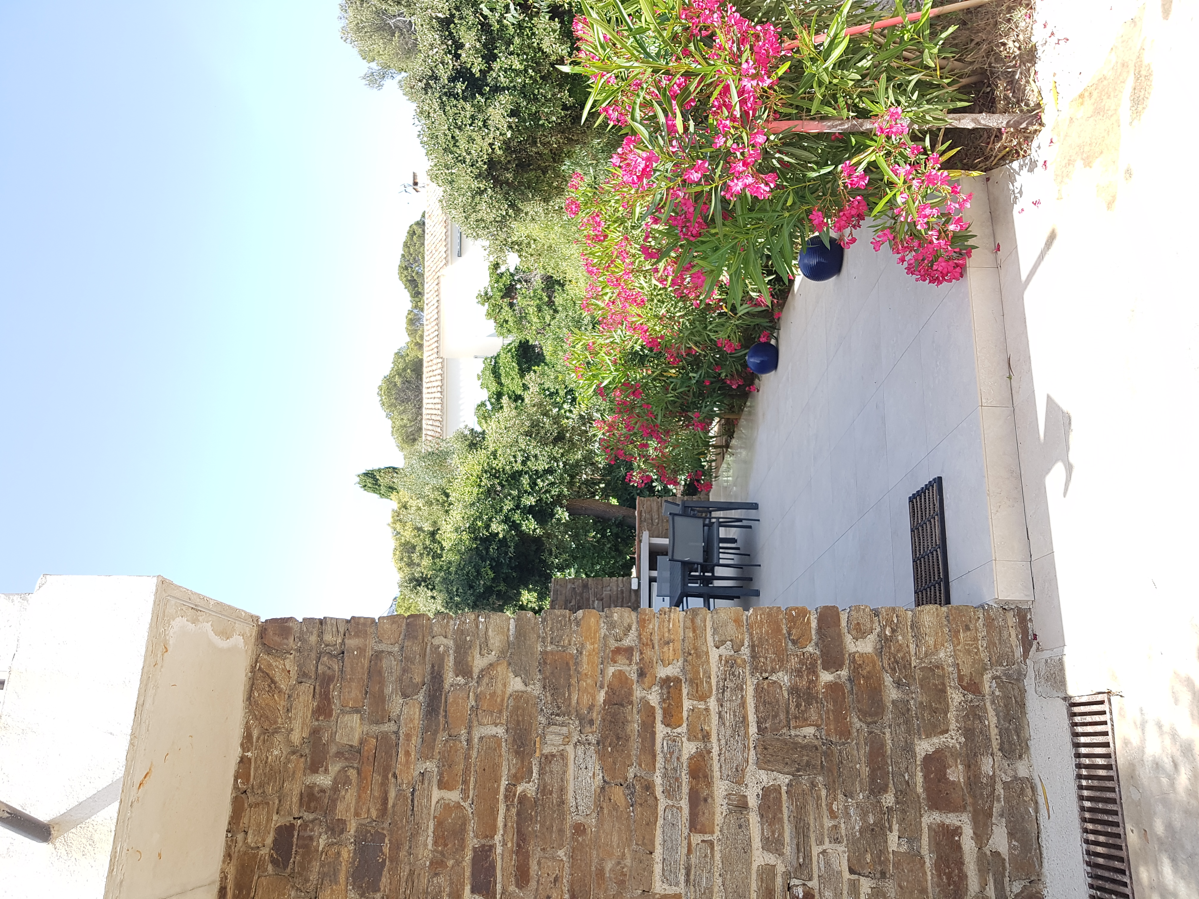 Entrée cuisine et terrasse équipées