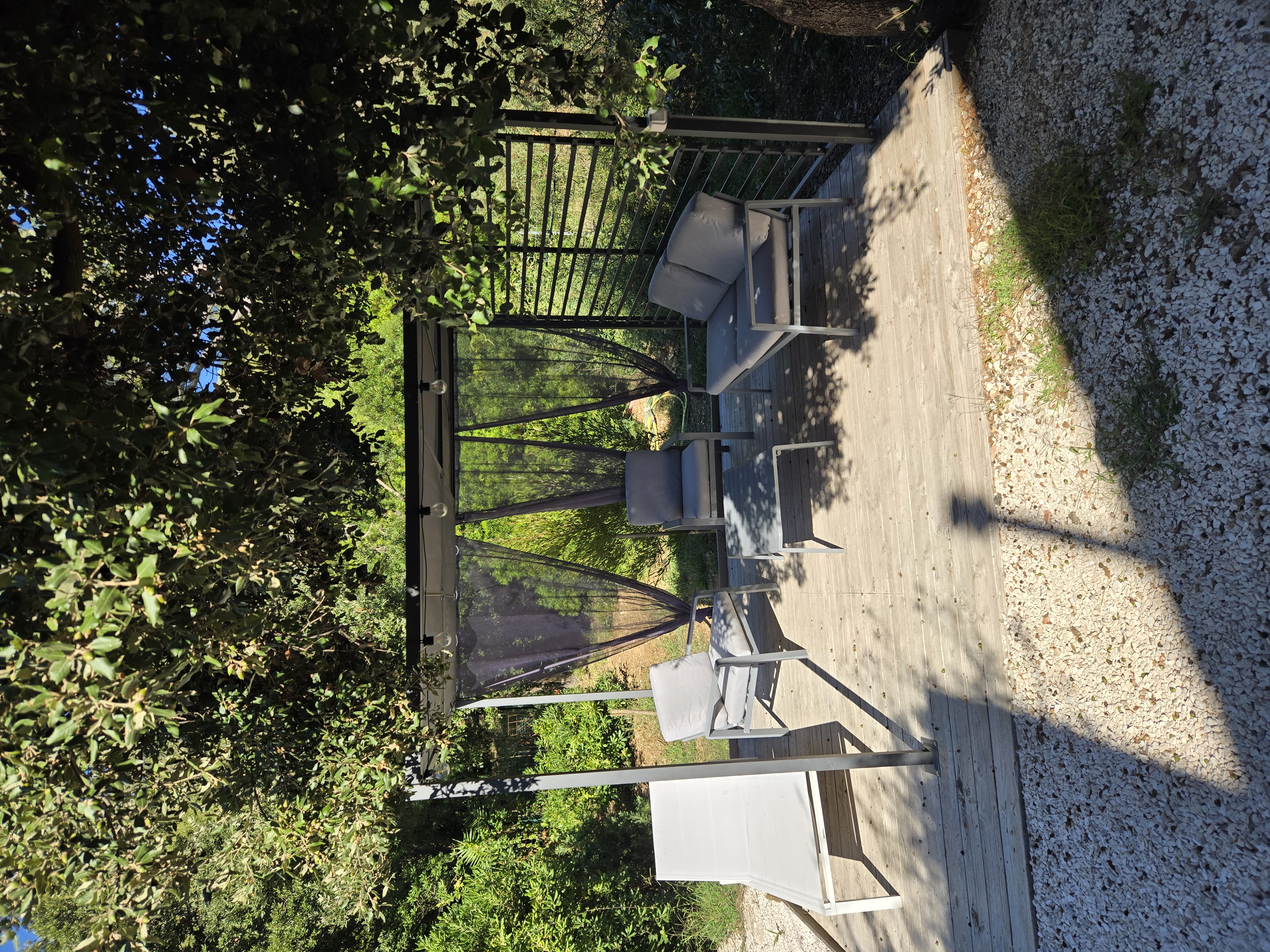 Pergola avec salon de jardin et chaise longue