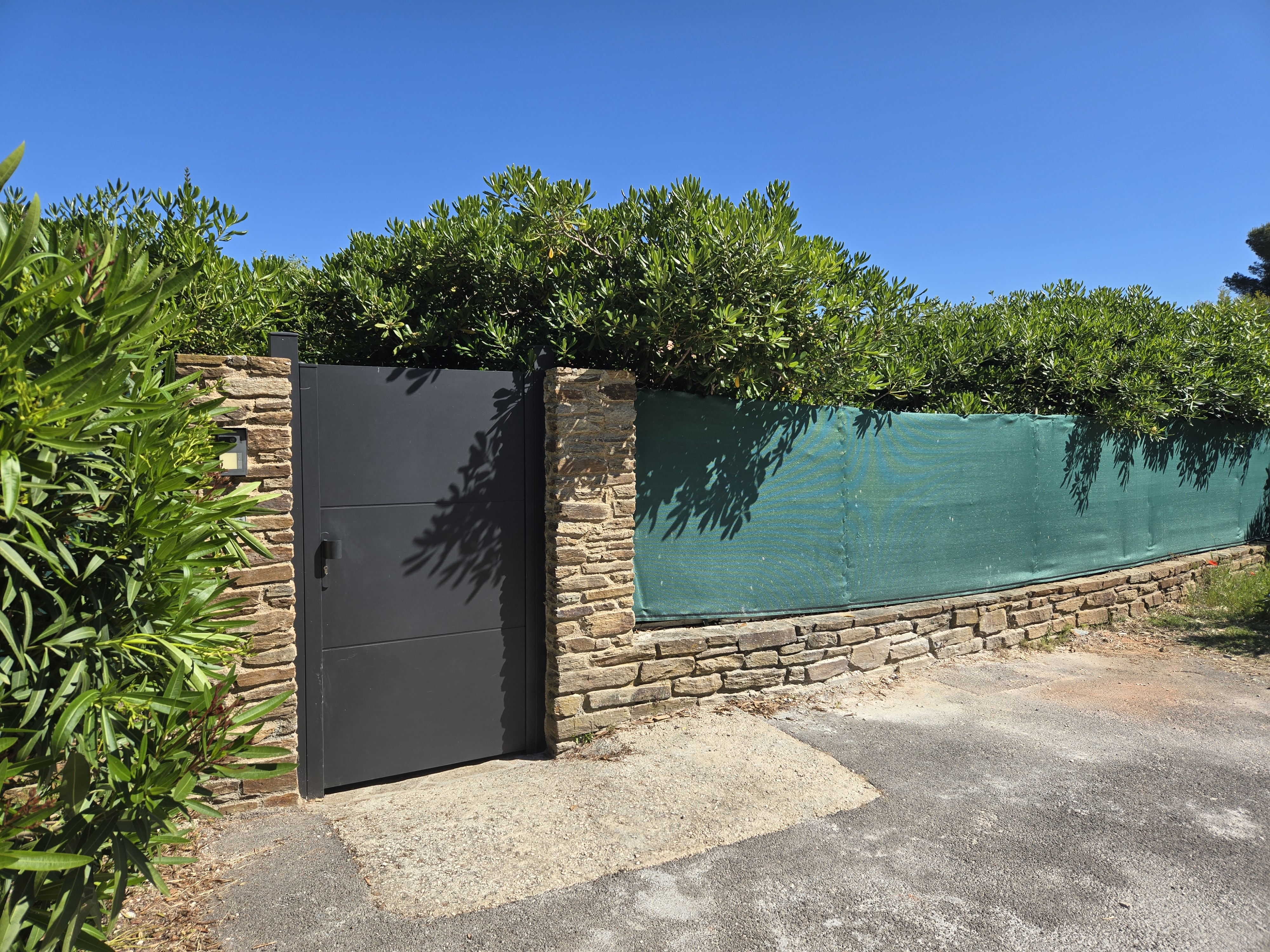 Parking privatif dans la rue